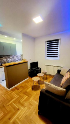 E&M apartment